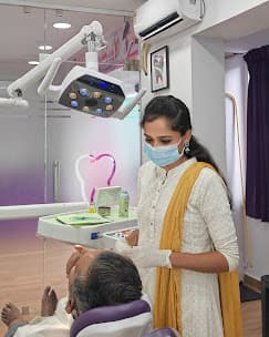 Dr. Ezhilarasi treating a patient at Ezhil Dental Studio in Velachery